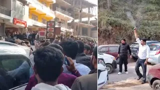 सोलन में निजी यूनिवर्सिटी के बाहर फायरिंग करता युवक व इसके बाद हंगामा हो गया।