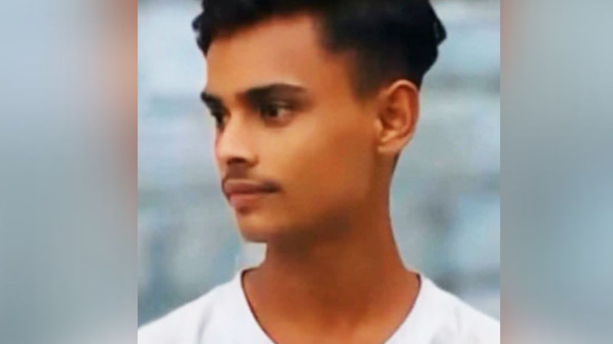 pickup truck accident in mainpuri one dead after tire burst