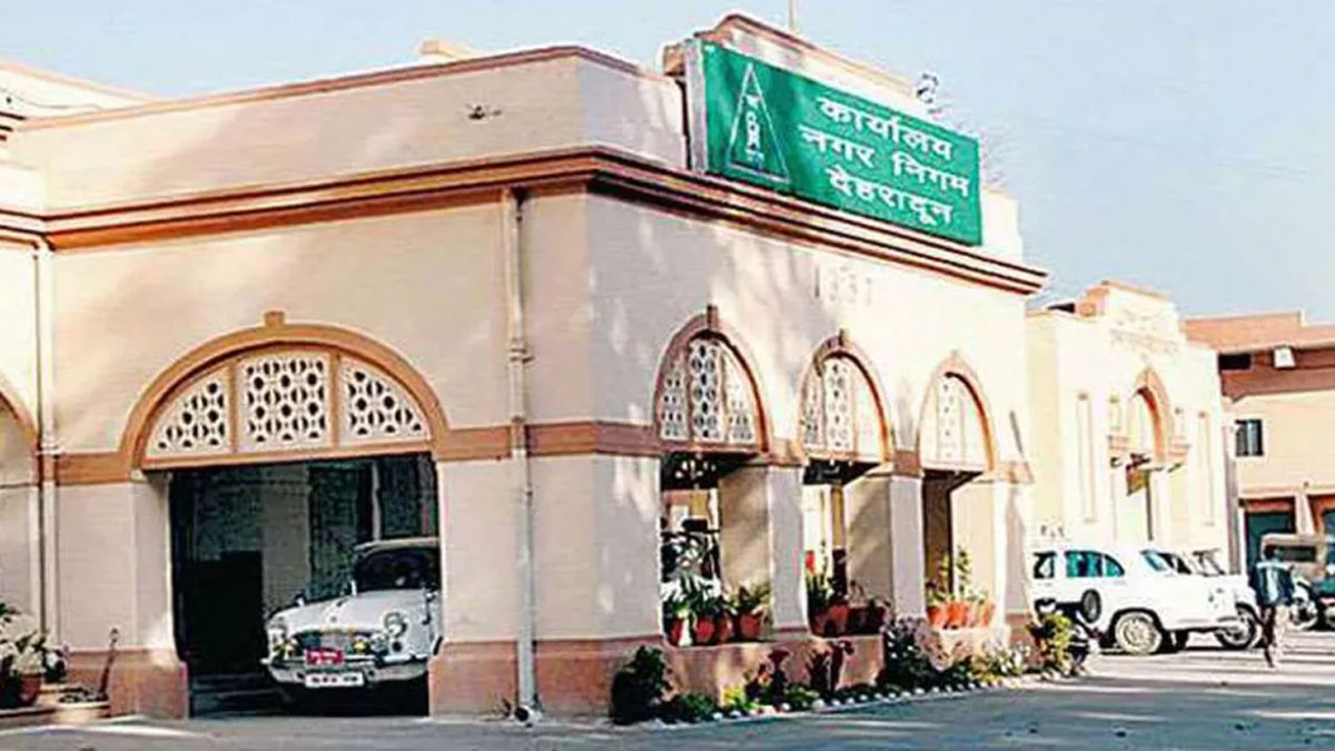 man created a ruckus in the dehradun municipal corporation insisting sitting on the mayor chair