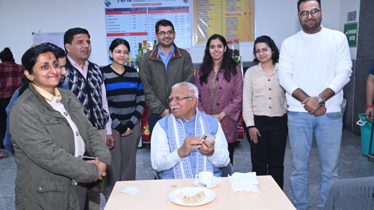 manohar lal shared a meal with his staff and discussed work shared a photo on social media