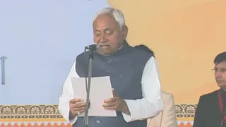 नीतीश कुमार शपथ लेते हुए