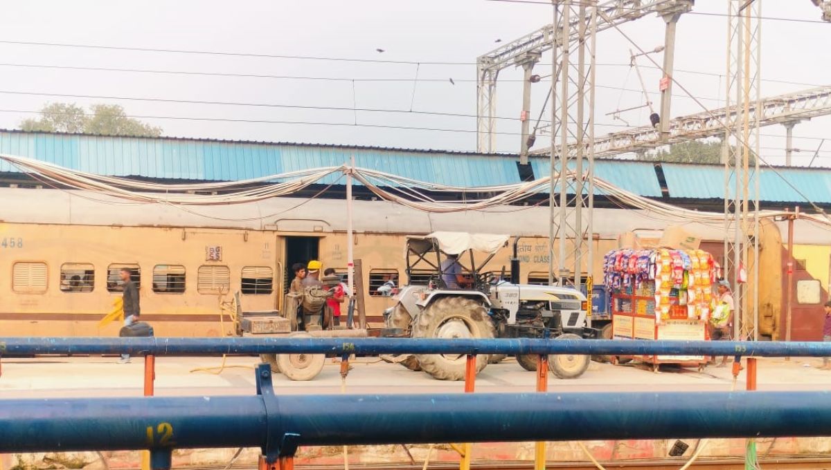 gorakhpur railway station tractor runs through platform passengers face difficulty