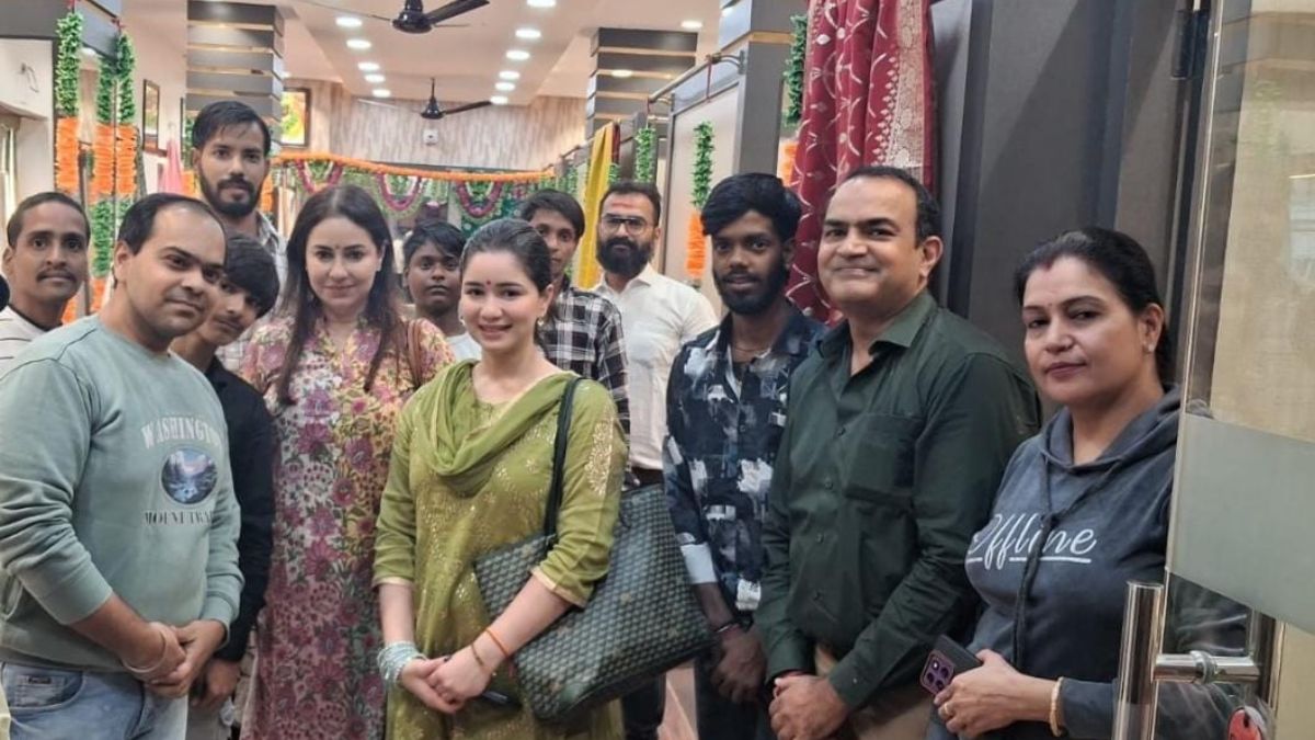 anjali tendulkar buys banarasi sarees for daughterinlaw in kashi