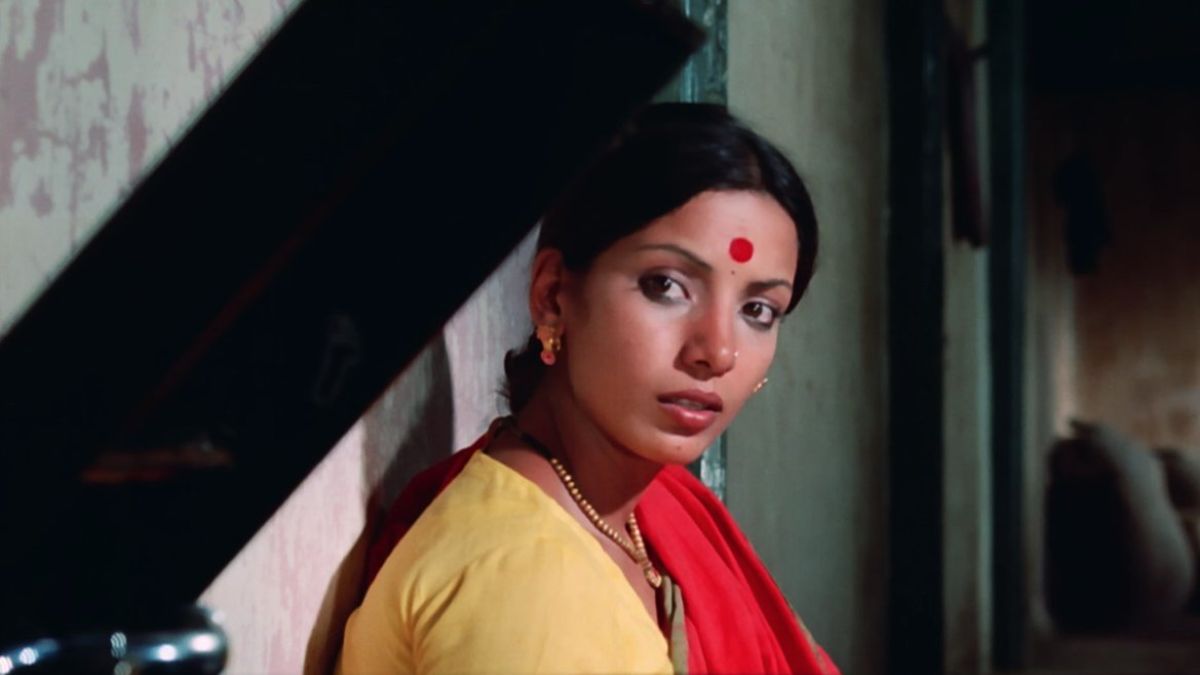 director shyam benegal forced to shabana azmi for eat food sit ground