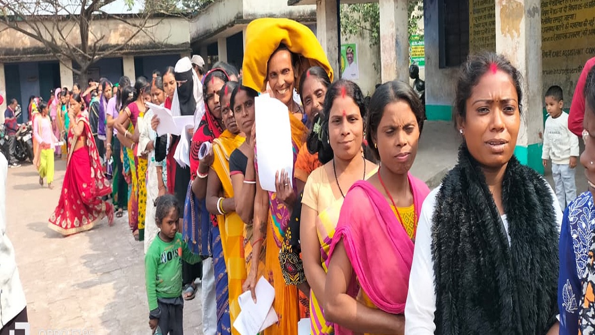 hemant soren governments aapki yojana initiative sees overwhelming response in dhanbad