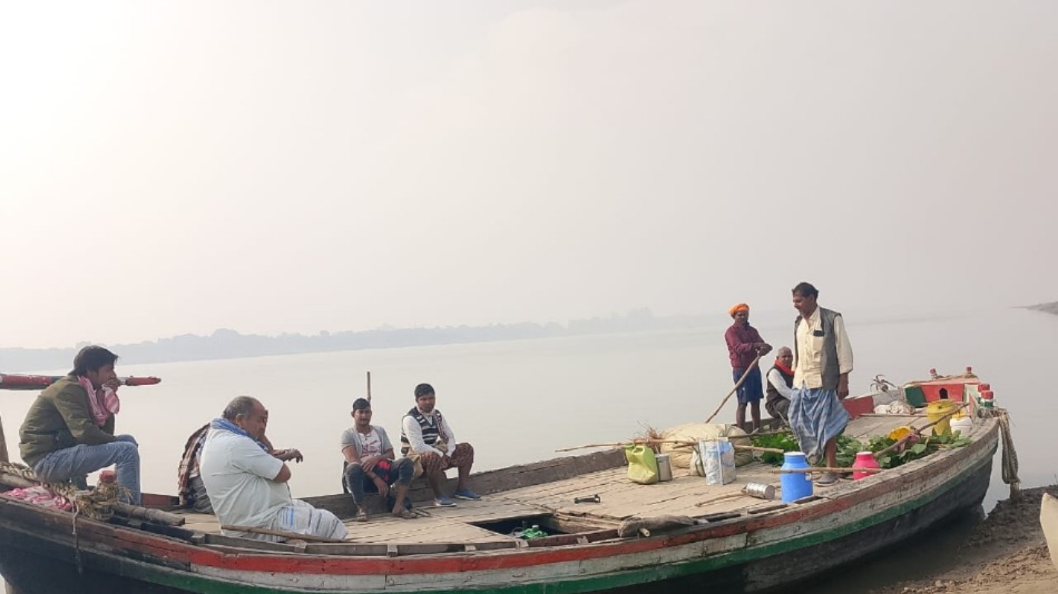 pipa bridge delay difficult commute for farmers in ghazipur