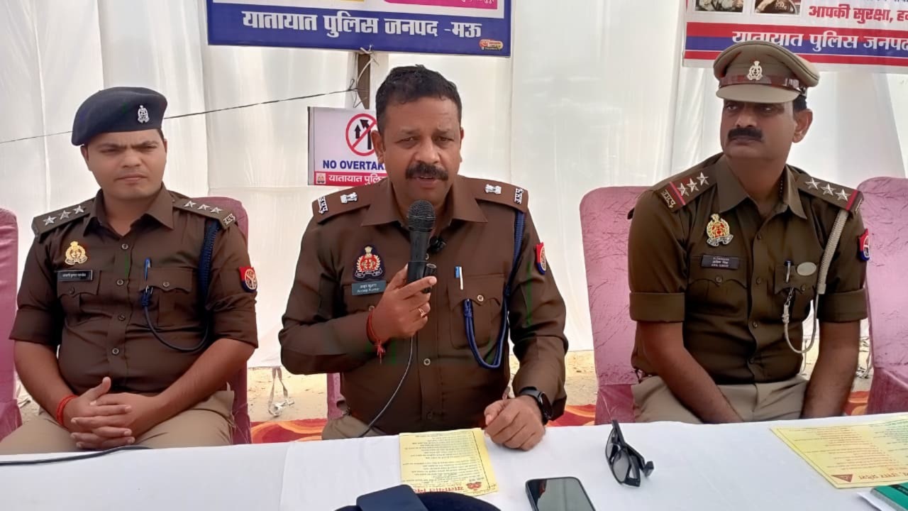 e rickshaw seized for traffic violations and overloading in mau