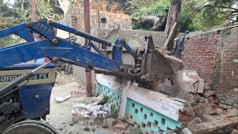 sambhal illegal construction demolished at dargah complex
