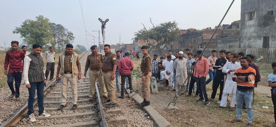 youth suicide bapu dham motihari express death in sambhal