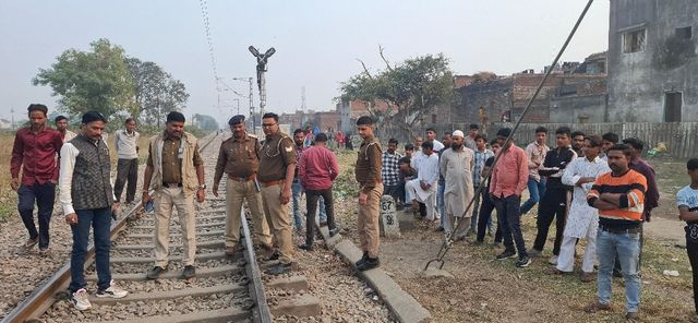 संभल में युवक ने बापू धाम मोतिहारी एक्सप्रेस ट्रेन के सामने कूदकर दी जान, शव की नहीं हो सकी शि‍नाख्‍त 
