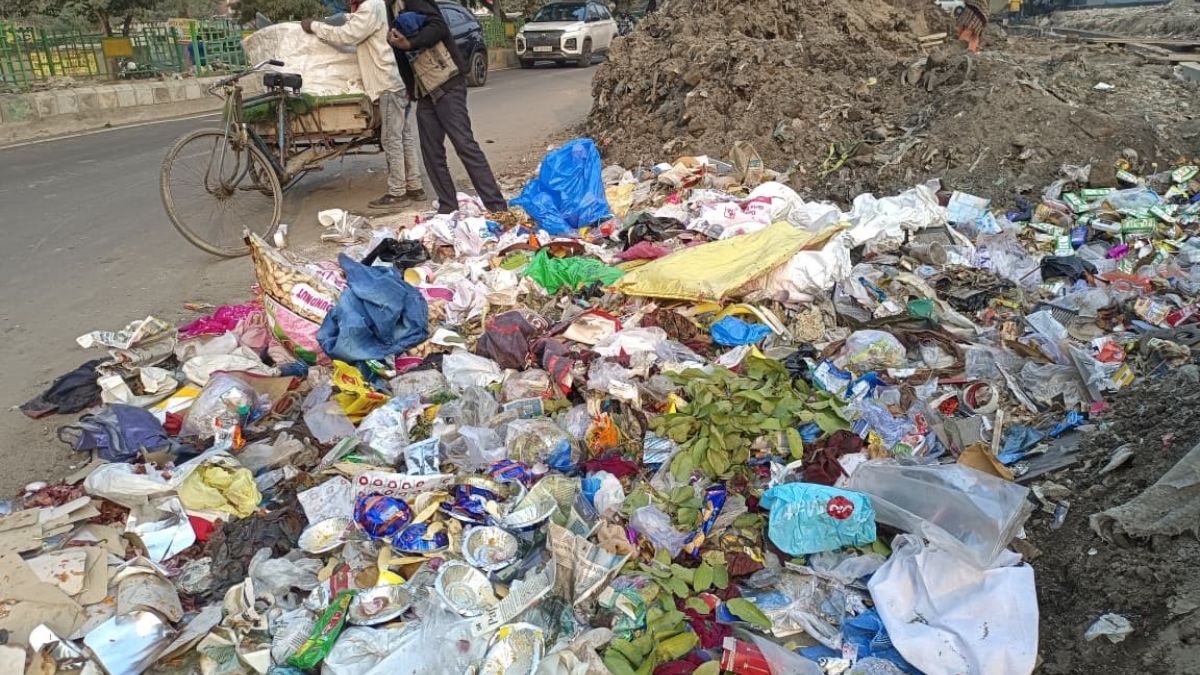 footpath encroachment garbage disposal issues in ghaziabads indirapuram