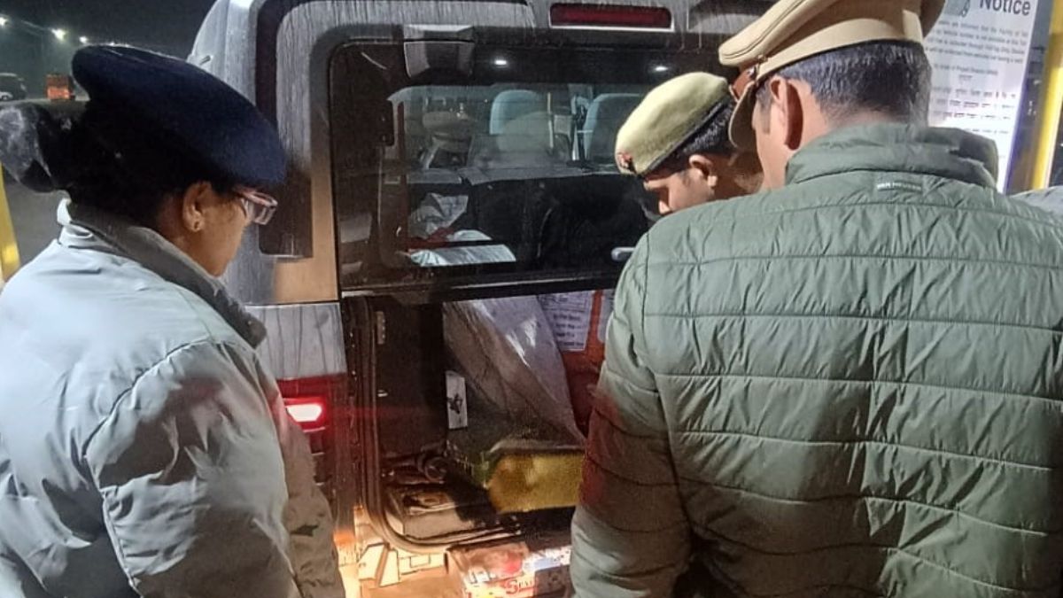 hapur woman blackmailed duped of 23 lakh in relationship case