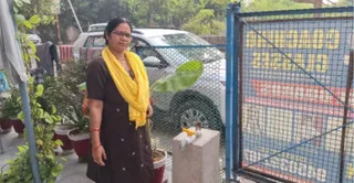 सबमर्सिबल के साथ मीना देवी। जागरण