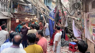 भूकंप के झटके महसूस होने के बाद बांग्लादेश में घरों से निकले लोग। (फोटो- रॉयटर्स)