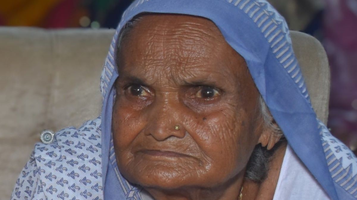 raibareilly news old aged woman declared dead and pension stopped complain of negligence