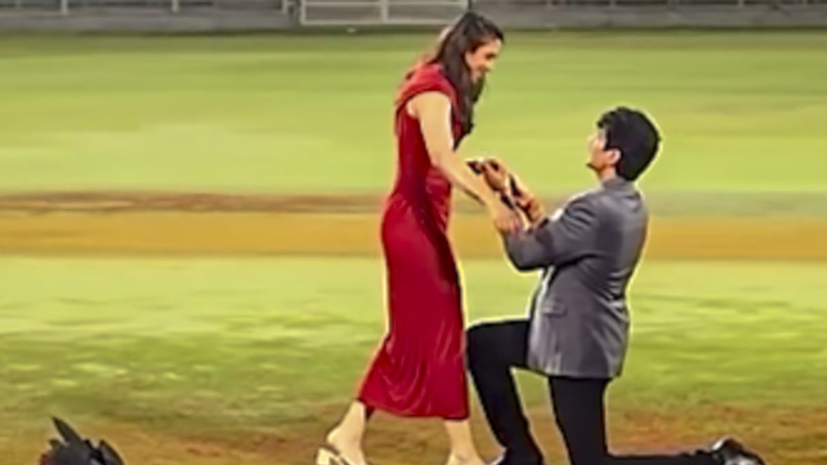palash muchhal proposes smriti mandhana in dy patil cricket stadium