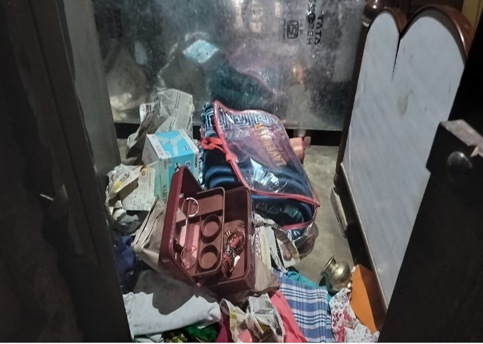 palamu crime teacher couple held hostage robbed at gunpoint