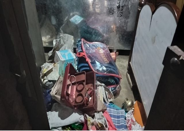 Palamu Crime: कनपटी पर पिस्टल सटा शिक्षक दंपती को बनाया बंधक, 4 घंटे तक घर में की लूटपाट

