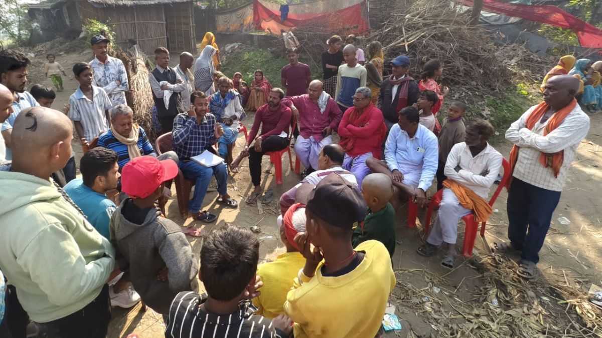 darbhanga news two youths riding a bike died after being hit by a pickup van in kusheshwarsthan