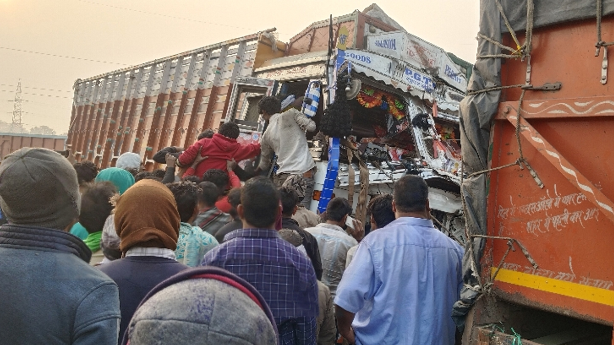 truck collision in gaya driver and helper injured