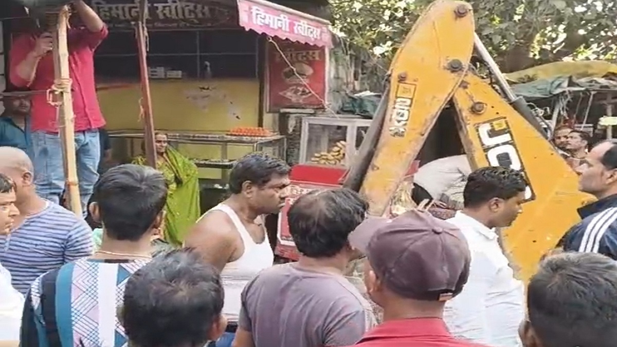 corporation bulldozer runs on encroachment in samastipur shopkeepers create ruckus