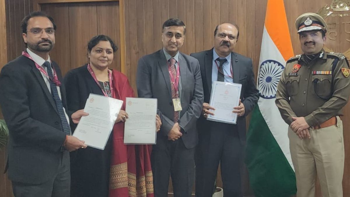 bank officer saves senior citizen from cyber fraud in gurugram