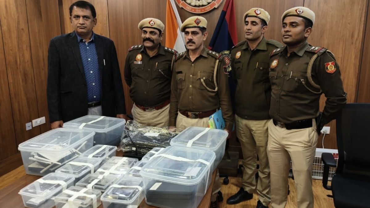 delhi 8 cyber criminals arrested for fake tech support call center