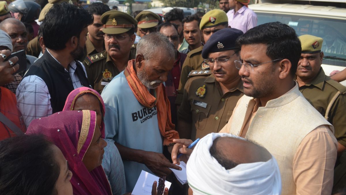 highway blocked in hardoi villagers protest over tractor accident death