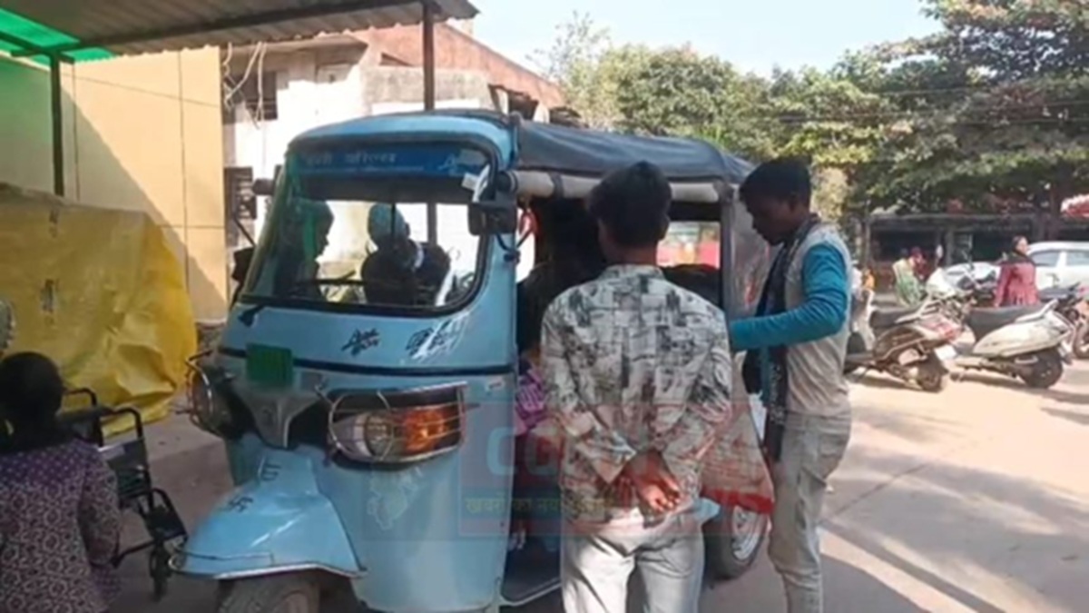 woman gives birth to baby in a moving e rickshaw in chhattisgarh
