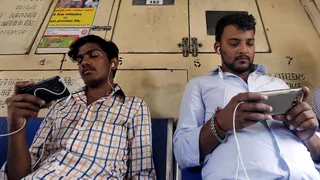 अत्यधिक मोबाइल इस्तेमाल से लोग बिना महसूस किए साइलेंट डिप्रेशन के पाए गए शिकार (फोटो- रॉयटर)
