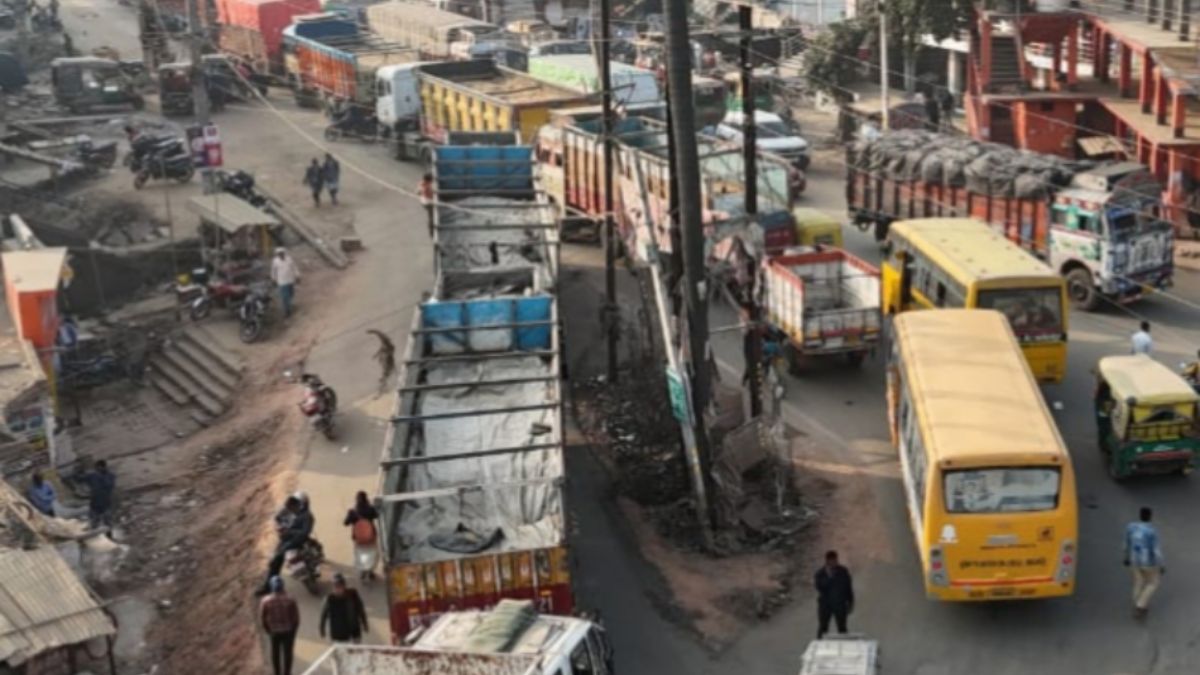 massive traffic jam on patna ara highway due to sand trucks and construction