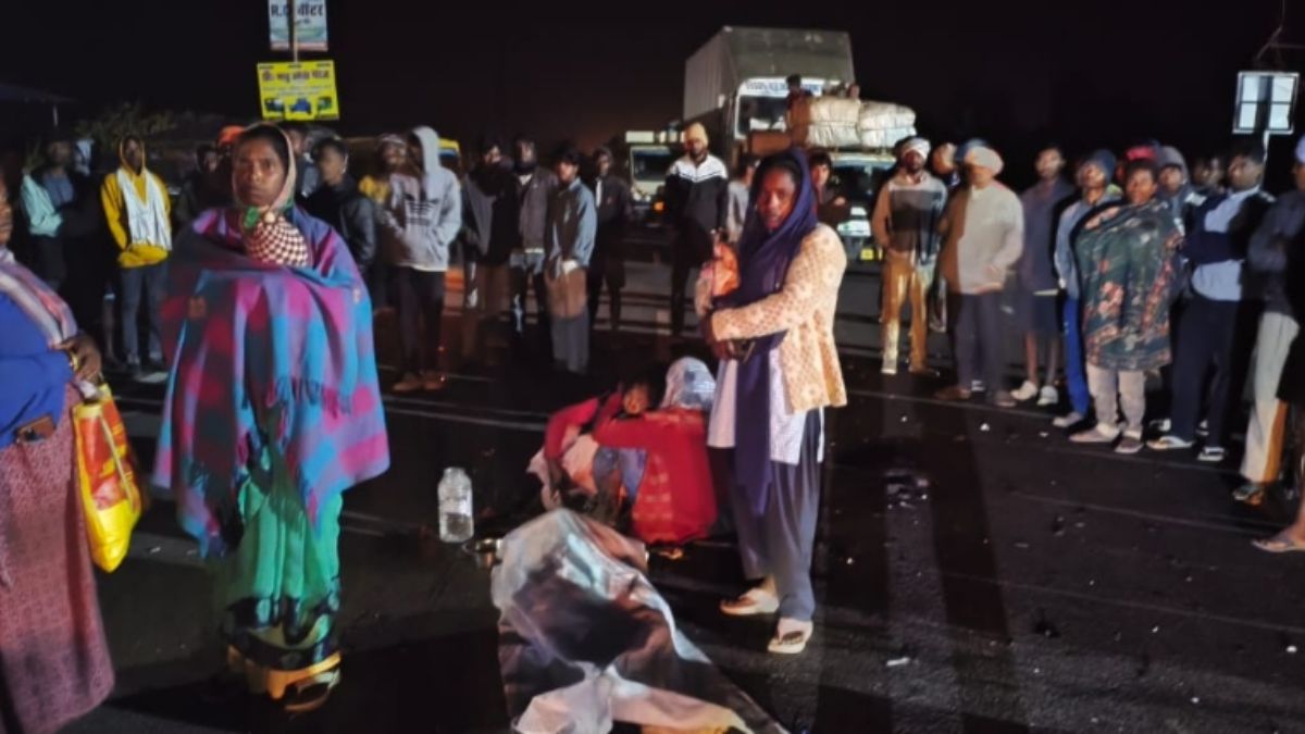 khunti road accident two dead in container bike collision