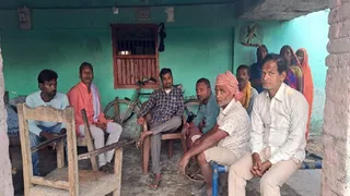 मधेपुर के तरडीहा में मृतका के घर बैठे स्थानीय लोग। जागरण