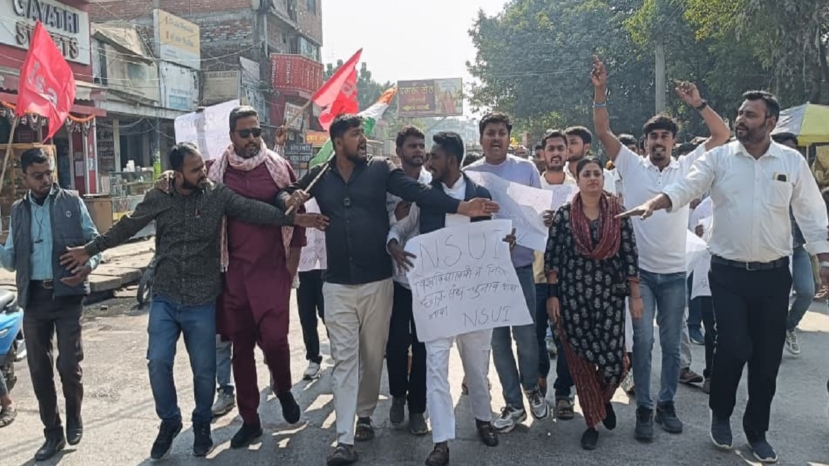 students staged a protest and raised slogans during the convocation ceremony at mithila university