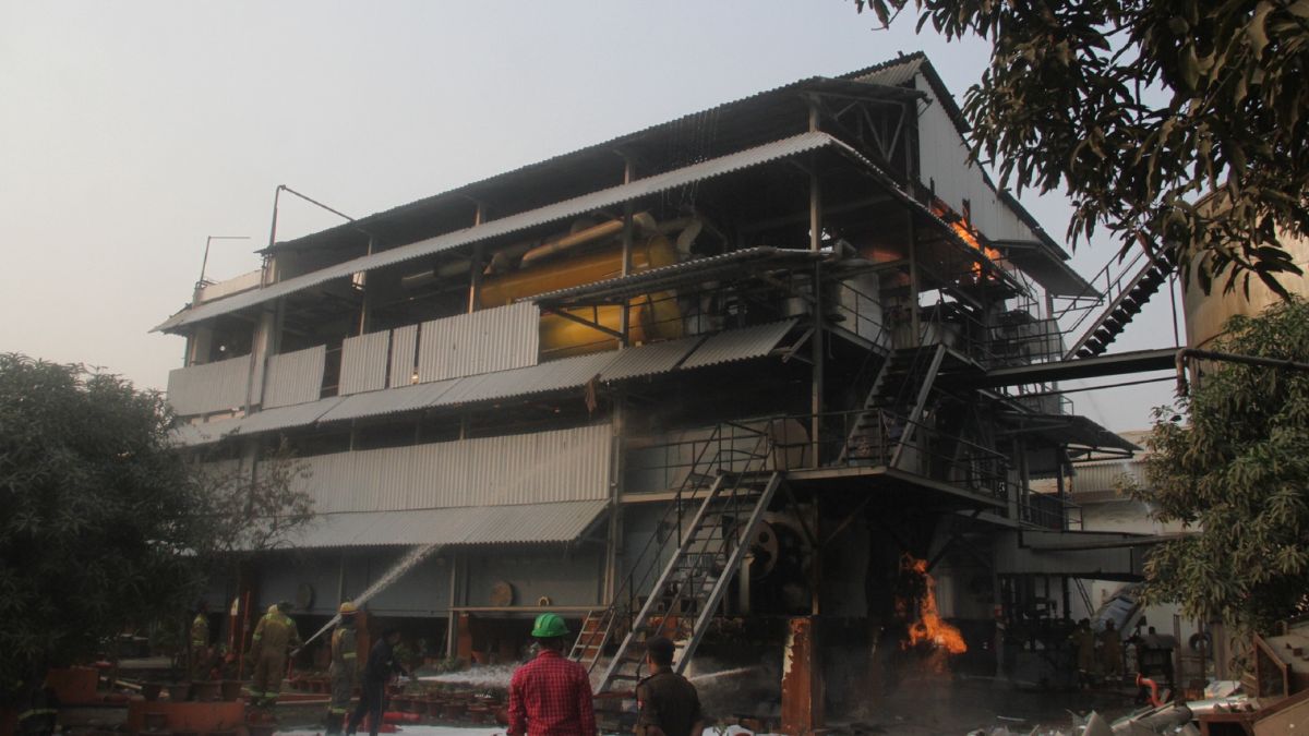 gorakhpur firefighters bravery battling flames and smoke in gida