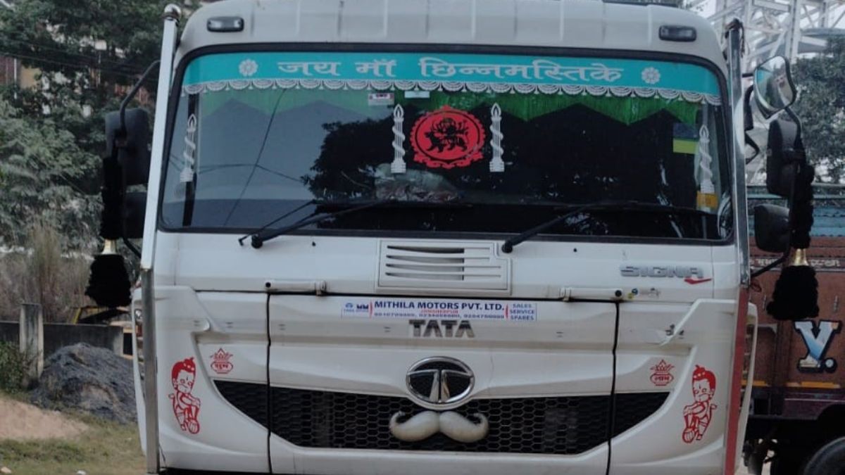 ramgarh illegal mining crackdown 3 trucks seized