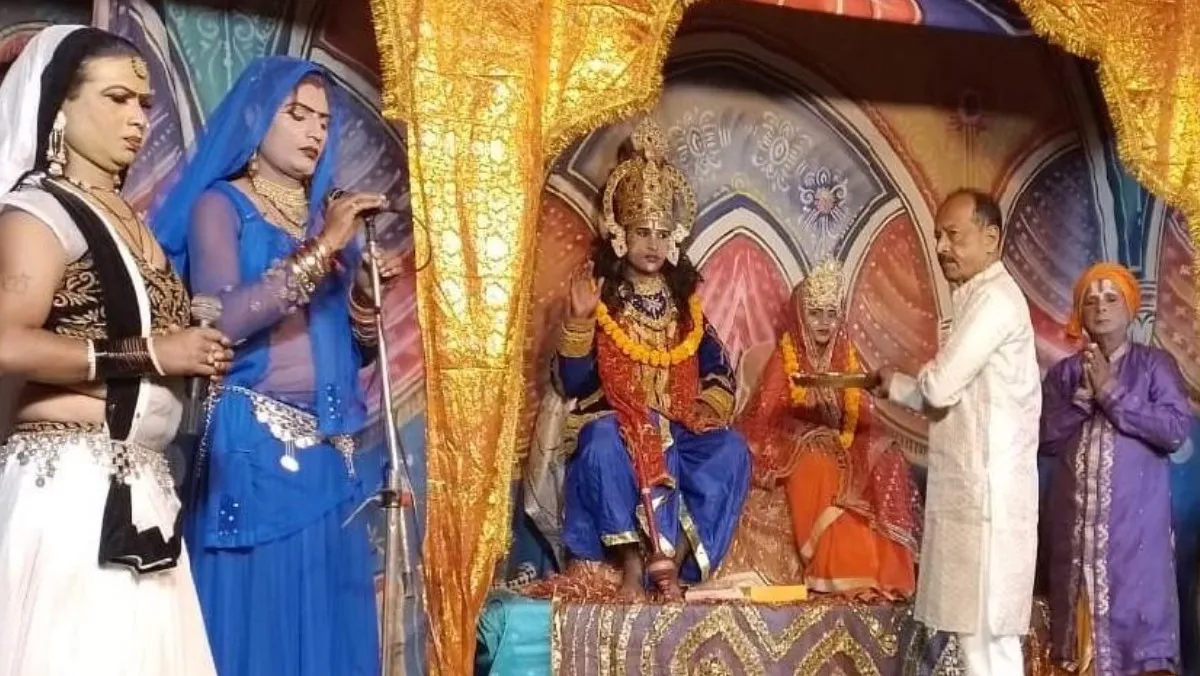 सोनभद्र में विजयगढ़ कोठी में आरती के साथ हुआ मुकुट पूजन व नारद मोहन मंचन, रामलीला शुरू
