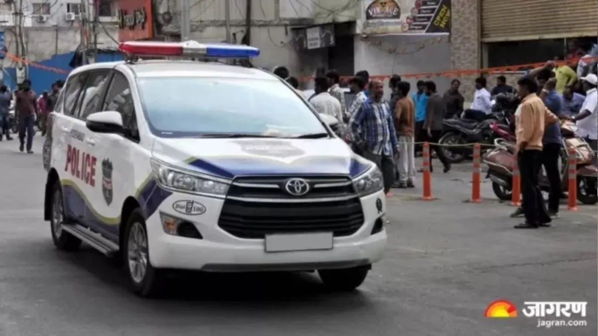 बैंक के बाहर दो मह‍िलाओं ने थैले पर ब्लेड मारकर दो उड़ा दिए 50 हजार रुपये, CCTV कैमरे में कैद हुई घटना
