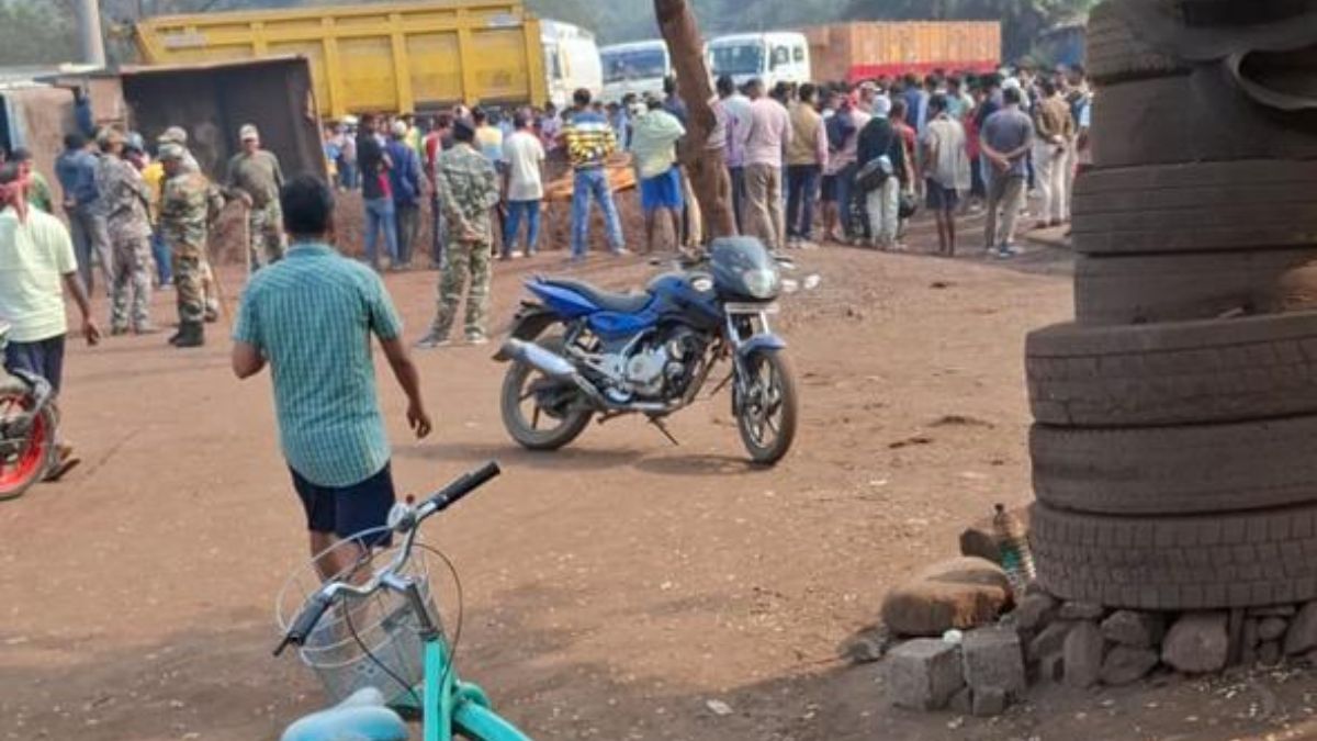 jharkhand news iron loded dumper overturns on e rickshaw two dead