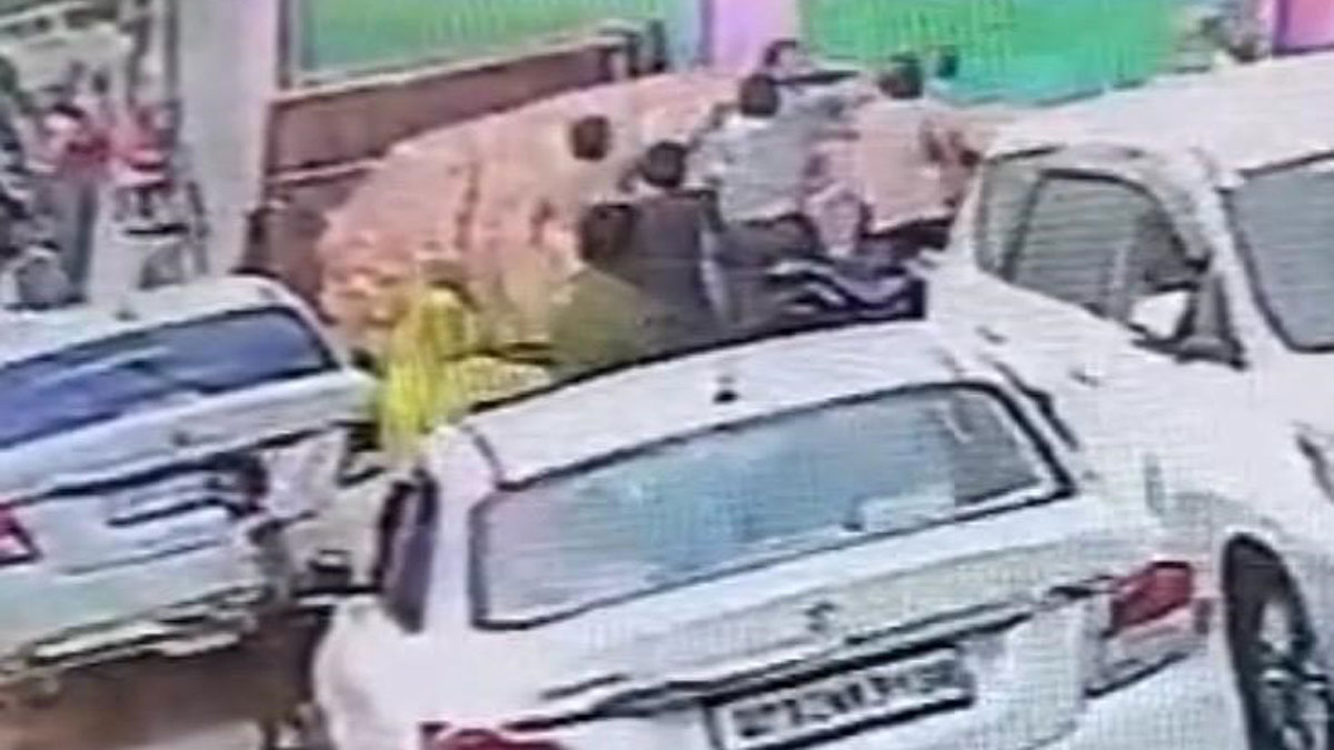 bullies beat up a mother and son in the middle of the road