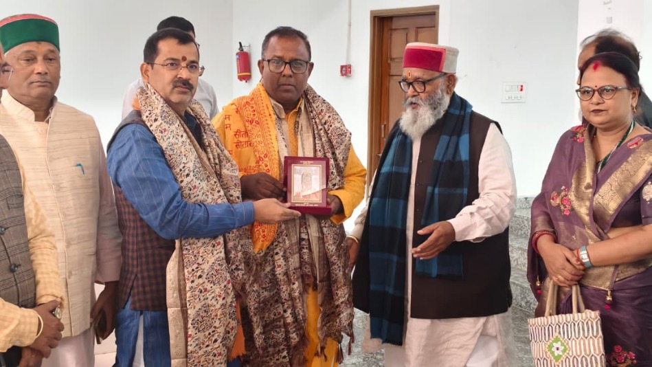 janakpur mayor offers tilak to lord ram in ayodhya extends wedding invitation