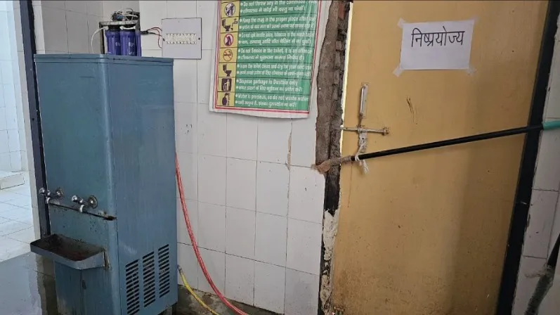 बलरामपुर मेडिकल कॉलेज को करोड़ों का बजट, फिर भी अस्पताल में कई शौचालय बंद