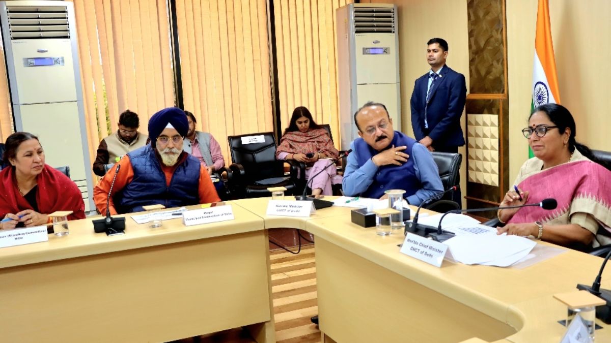 delhi sanitation crisis cm warns officials over negligence