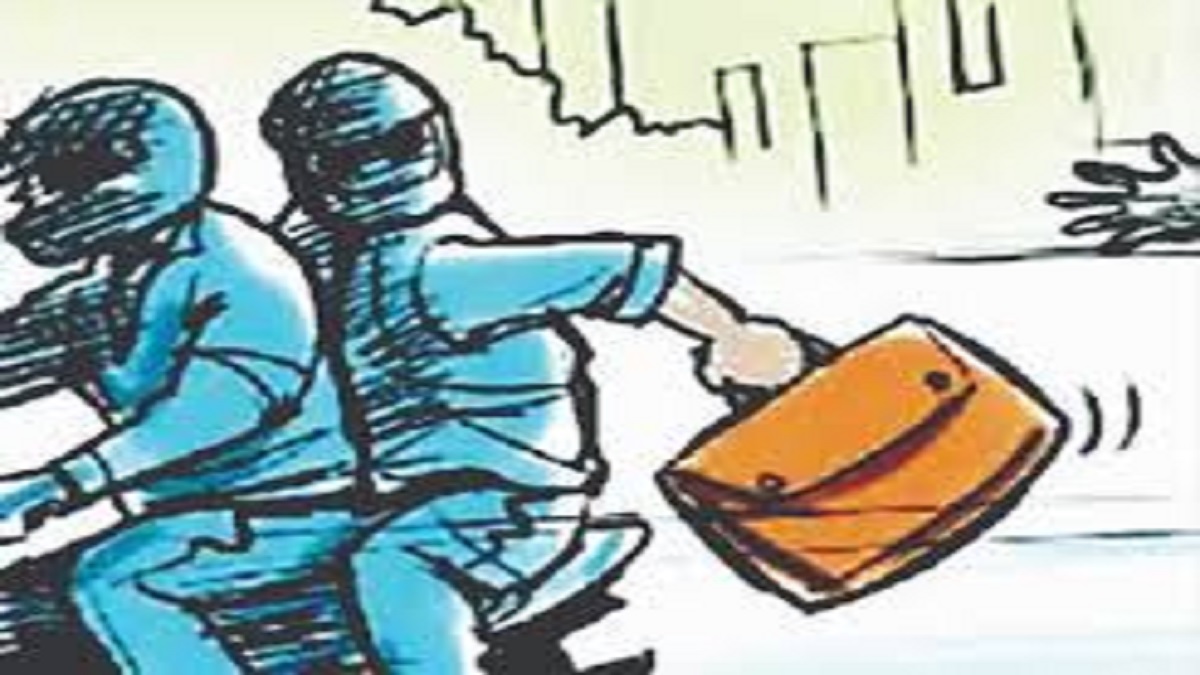 daylight robbery in barwaadda 5 lakhs looted from villager