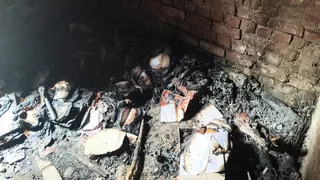 प्रतापगढ़ के कुंडा स्थित बीएलओ कार्यालय में भीषण आग के बाद जला सामान। जागरण