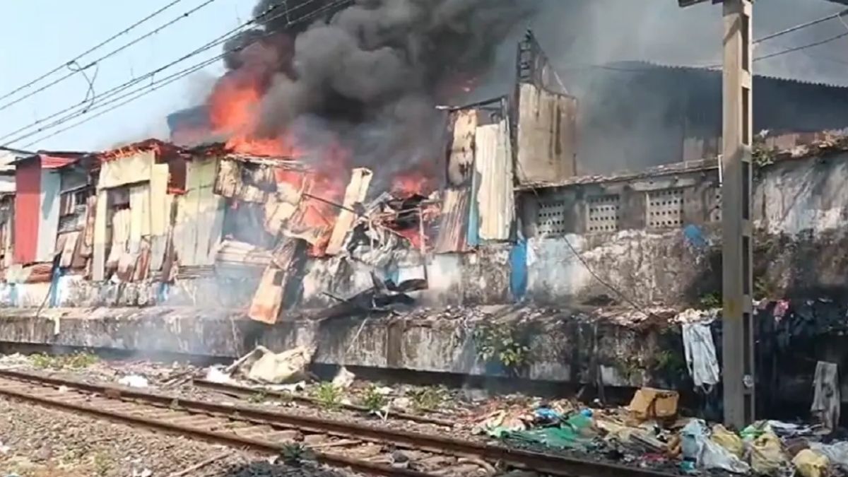 mumbai fire major blaze near dharavi disrupts western railway