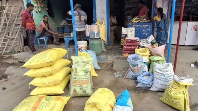 नवादा में खाद की हो रही कालाबाजारी, 1350 की जगह 1650 रुपये में डीएपी खरीद रहे किसान
