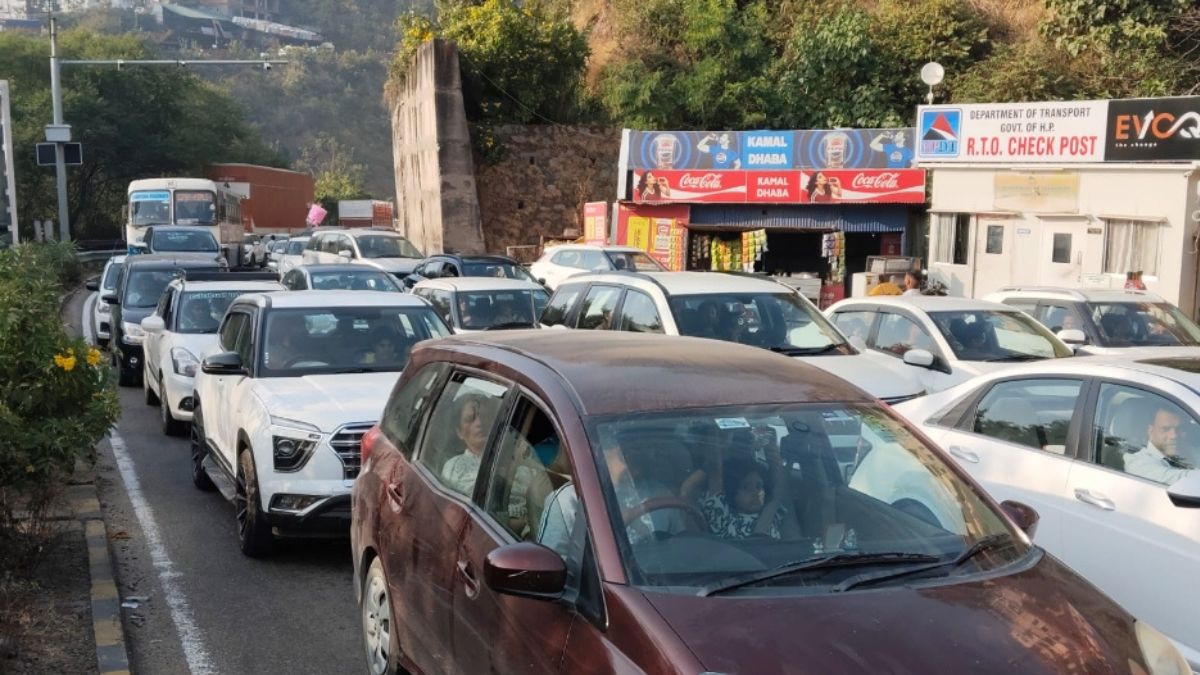 parwanoo traffic jam thousands of tourists stranded at himachal entry point
