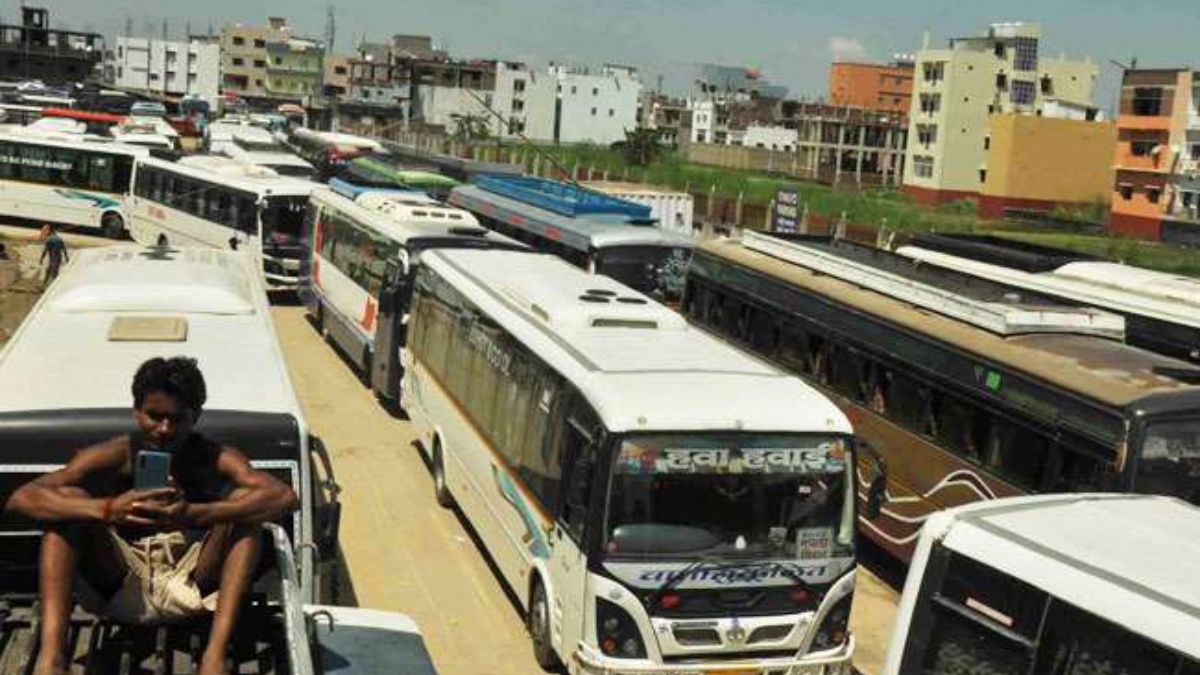 patna smart bus stops in disrepair shops garbage and laundry spots