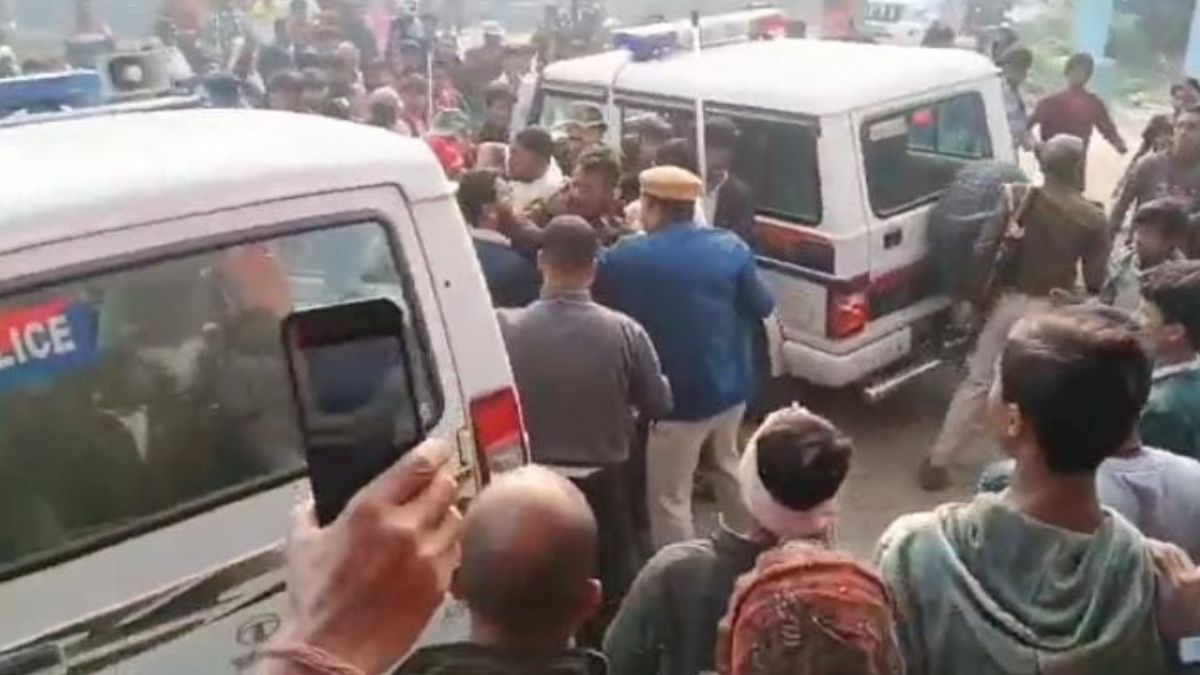 police fired eight rounds in the air to save the accused from the angry mob sitamarhi police firing